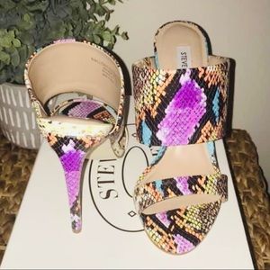 STEVE MADDEN 8.5 SNAKE PRINT OPEN TOE PUMP